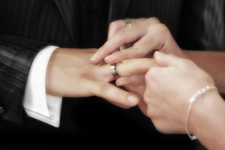 svatba, nevěsta navléká prstýnek na prs ženichovi